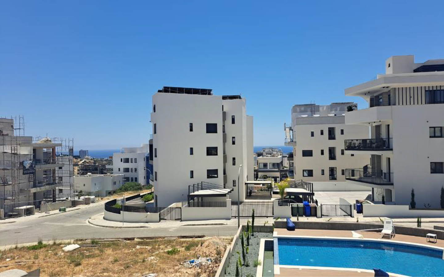 new-apartment-for-sale-in germassogia-limassol31 Spacious 3-bedroom apartment with roof terrace in Limassol