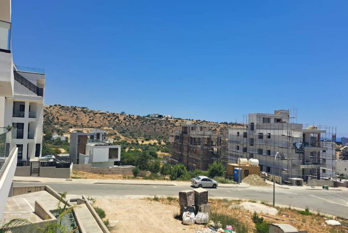 Spacious 3-bedroom apartment with roof terrace in Limassol