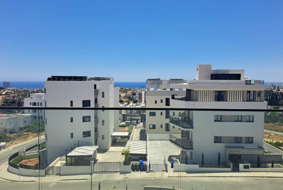 Spacious 3-bedroom apartment with roof terrace in Limassol