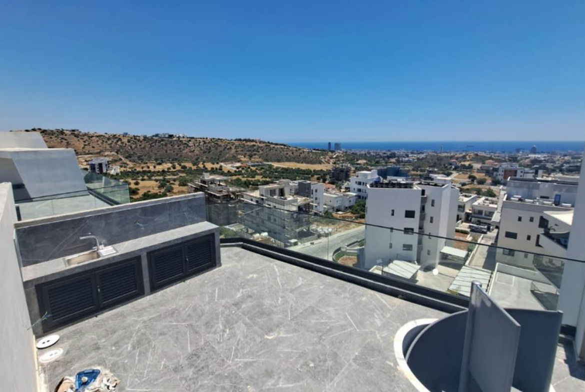 Spacious 3-bedroom apartment with roof terrace in Limassol