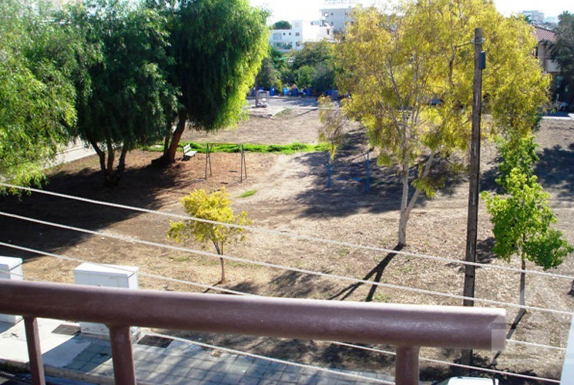 3-Bedroom Apartment Opposite a Green Area