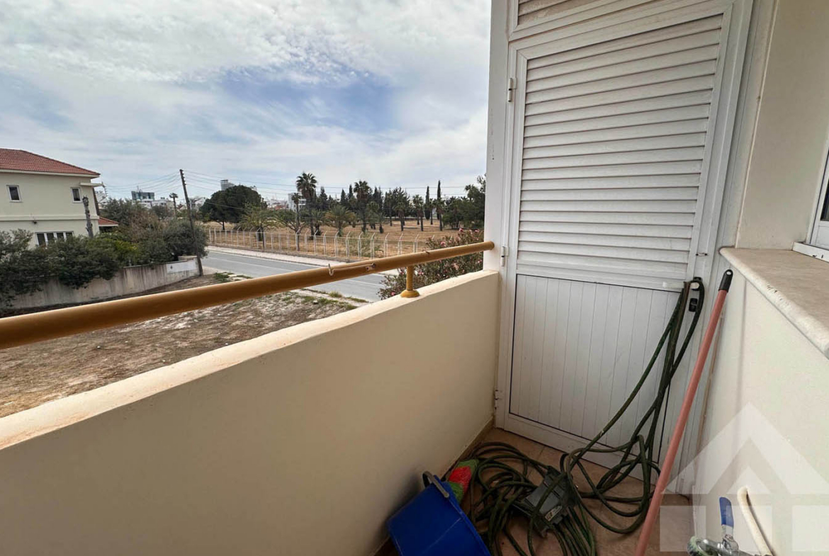 3-Bedroom Apartment with a Spacious Balcony and Views of Green Surroundings