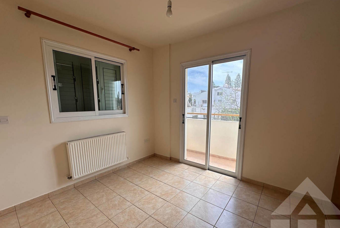 3-Bedroom Apartment with a Spacious Balcony and Views of Green Surroundings