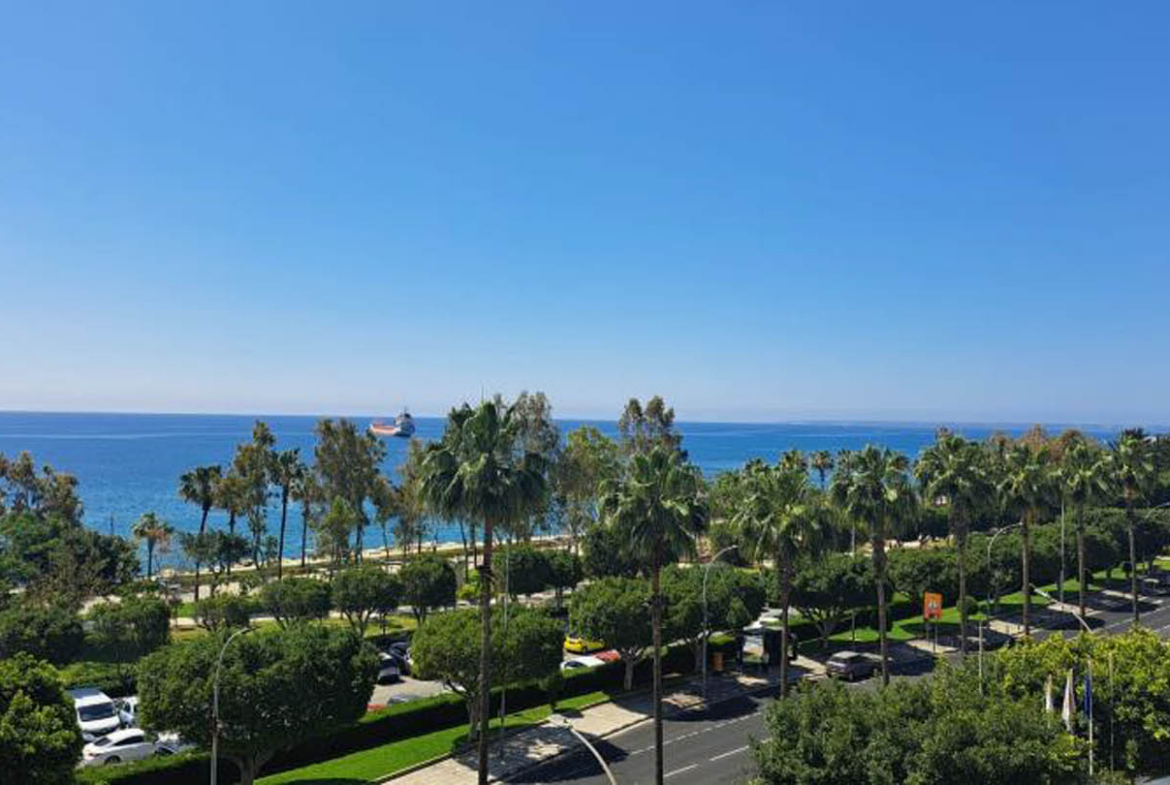Three-Bedroom Apartment on the 5th Floor with Panoramic Sea Views
