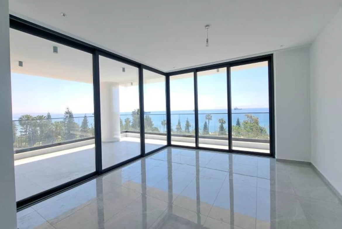 Three-Bedroom Apartment on the 5th Floor with Panoramic Sea Views