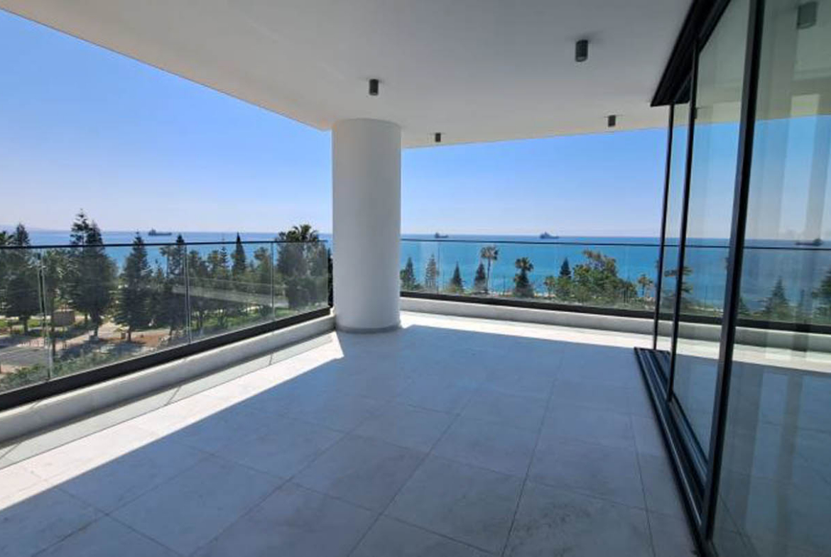 Three-Bedroom Apartment on the 5th Floor with Panoramic Sea Views
