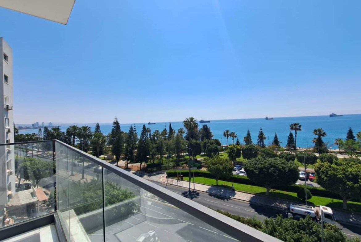 Three-Bedroom Apartment on the 5th Floor with Panoramic Sea Views