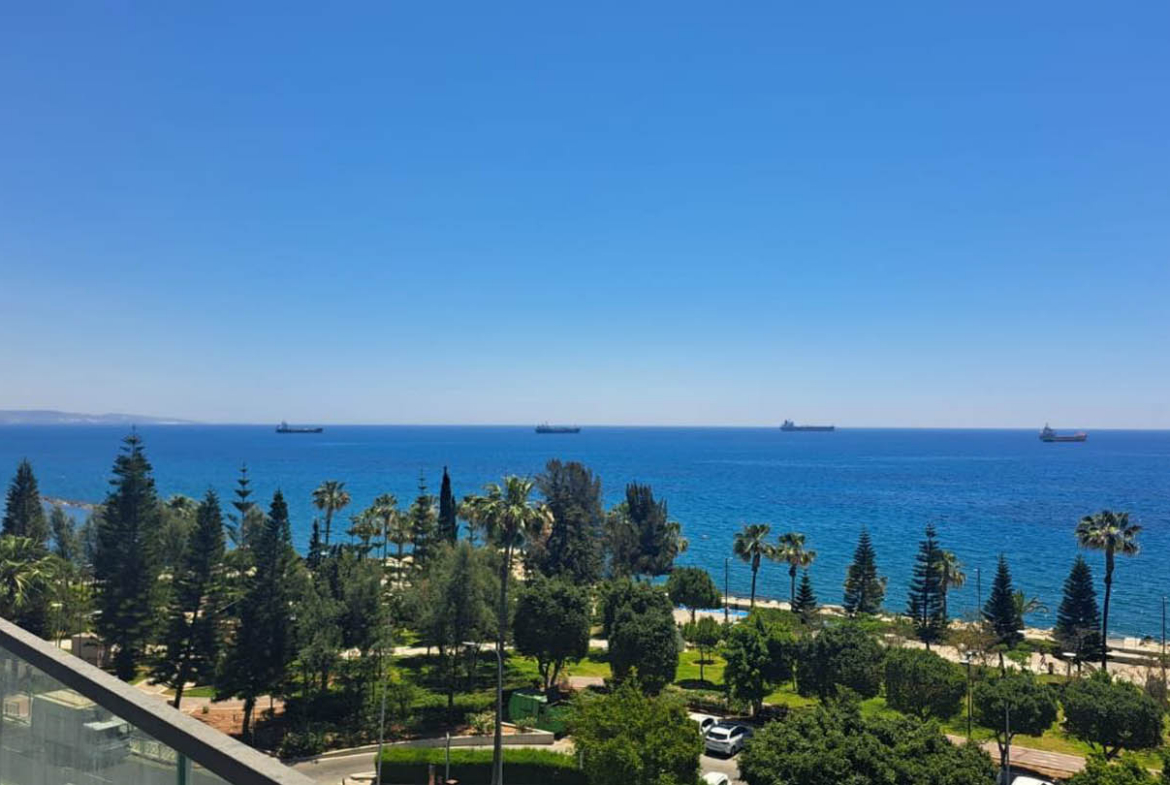 Three-Bedroom Apartment on the 5th Floor with Panoramic Sea Views