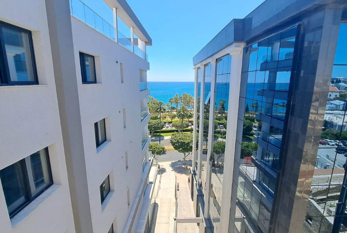 Three-Bedroom Apartment on the 5th Floor with Panoramic Sea Views