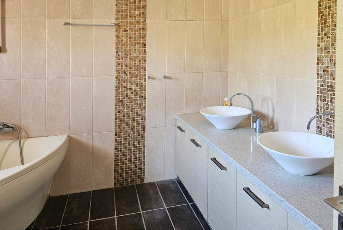 Family Villa with 4 Bedrooms on a Private 1,500 m² Plot