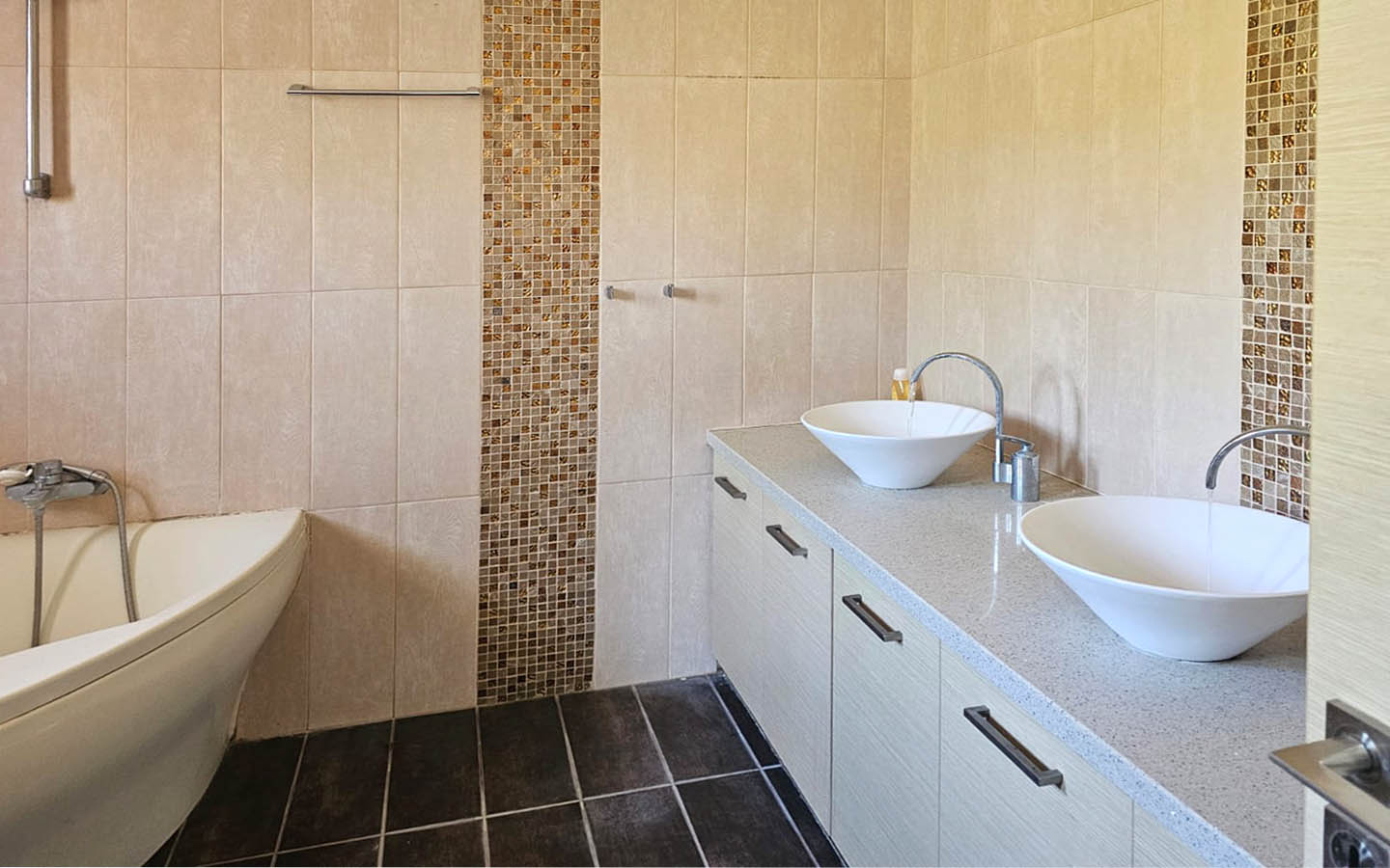 Family Villa with 4 Bedrooms on a Private 1,500 m² Plot