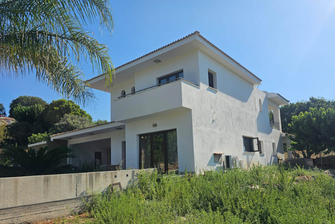 Family Villa with 4 Bedrooms on a Private 1,500 m² Plot