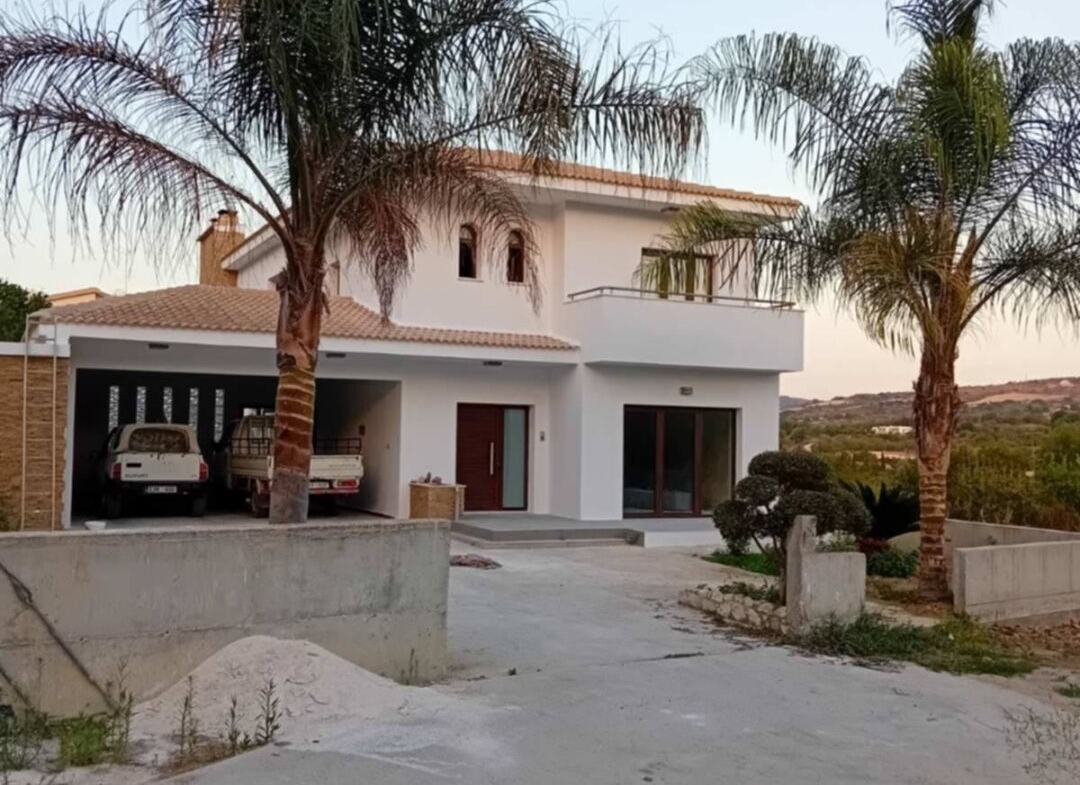 Family Villa with 4 Bedrooms on a Private 1,500 m² Plot