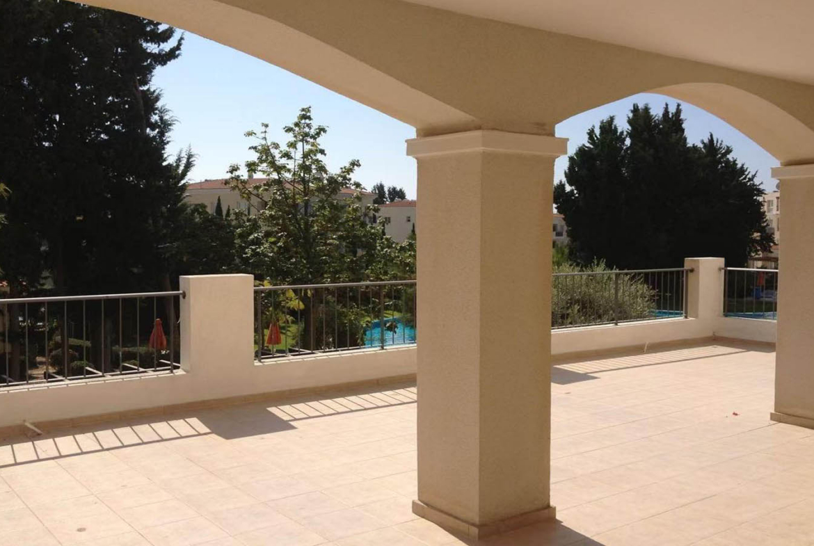 2-Bedroom Apartment with a Huge Veranda Overlooking the Pool