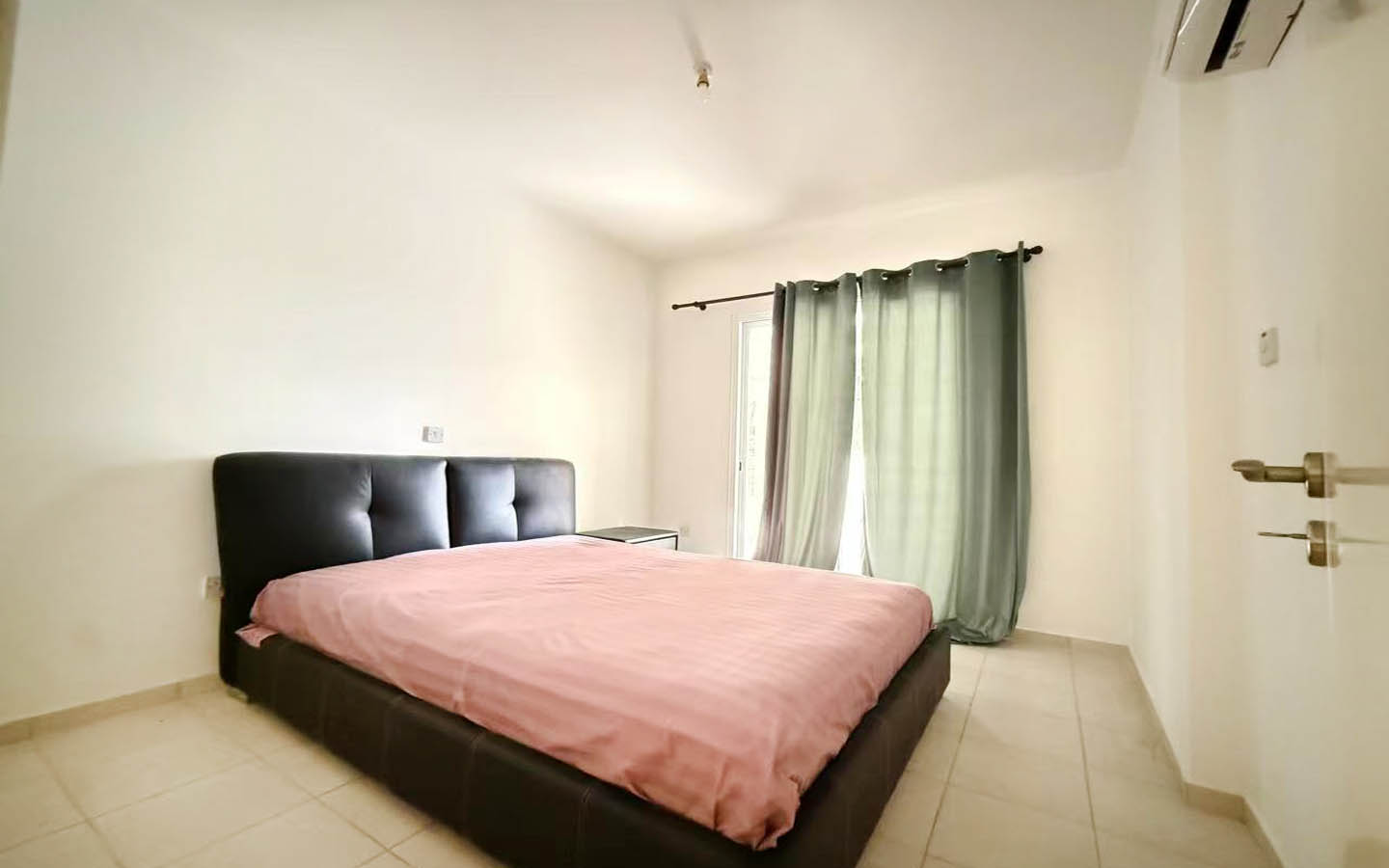 2-Bedroom Apartment with a Huge Veranda Overlooking the Pool