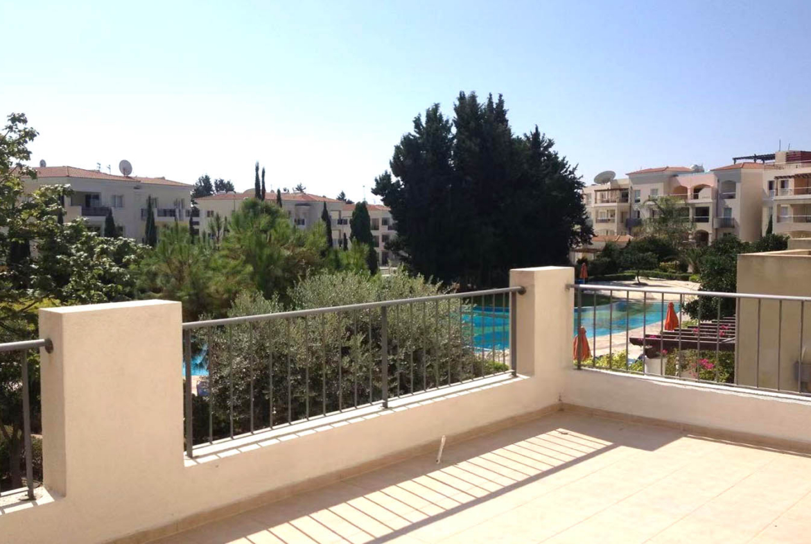 2-Bedroom Apartment with a Huge Veranda Overlooking the Pool