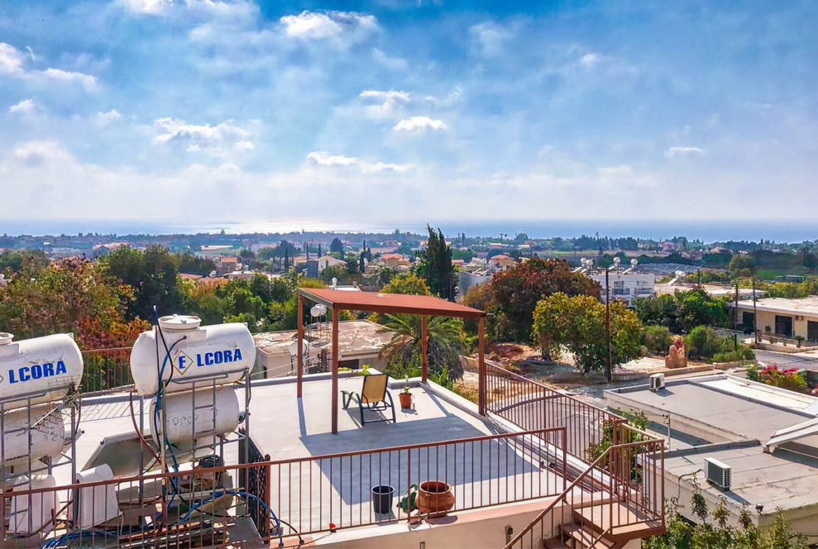 5-Bedroom House with Open Views and a Sea Panorama