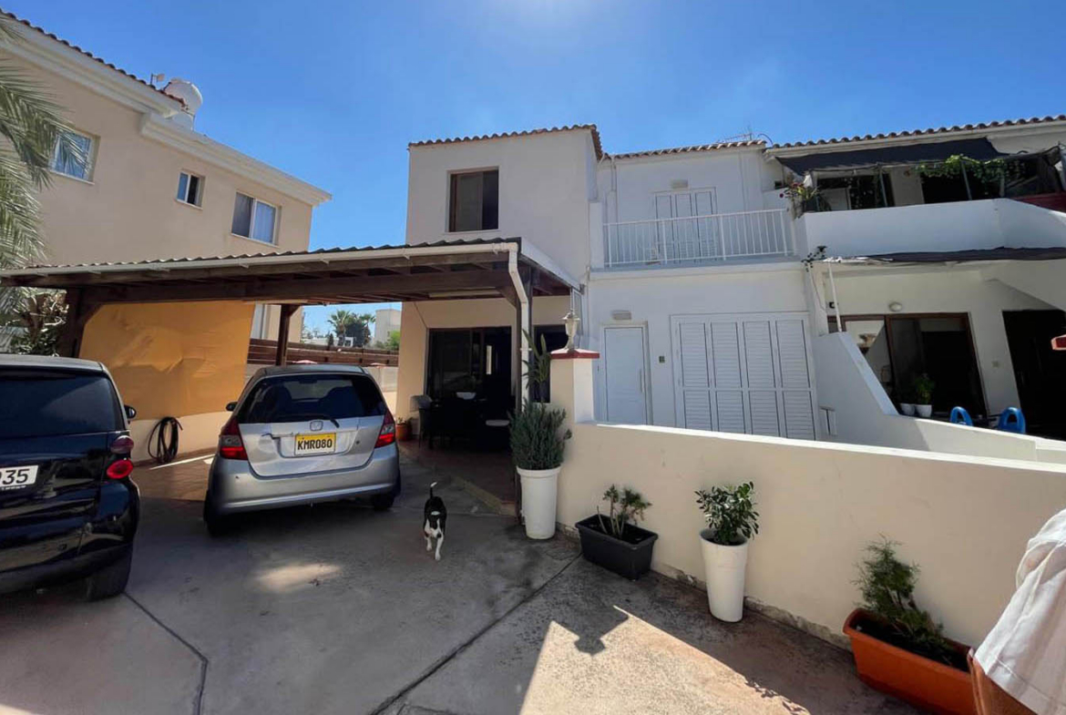 3-Bedroom Townhouse with a Private Veranda and Covered Parking
