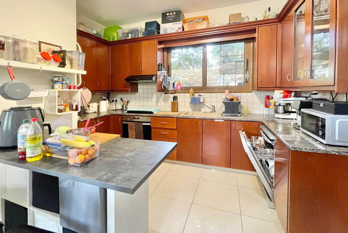 3-Bedroom Townhouse with a Private Garden and Spacious Roof Terrace