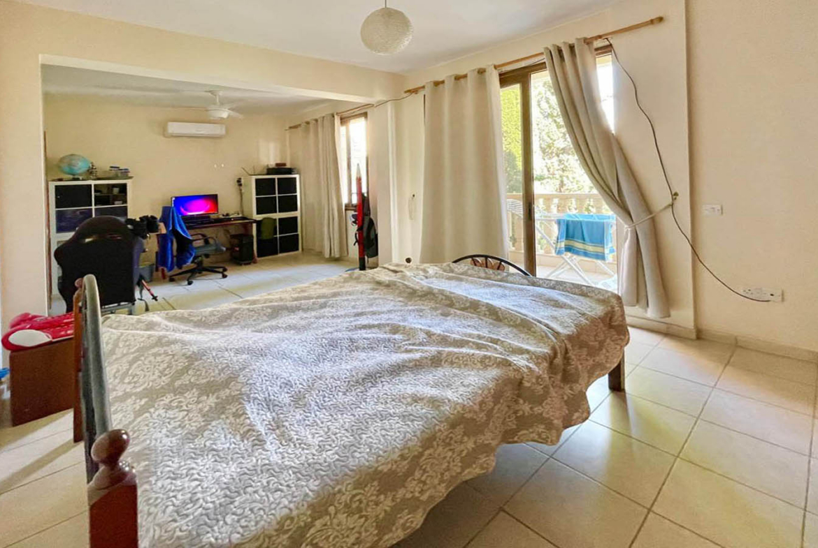 3-Bedroom Townhouse with a Private Garden and Spacious Roof Terrace