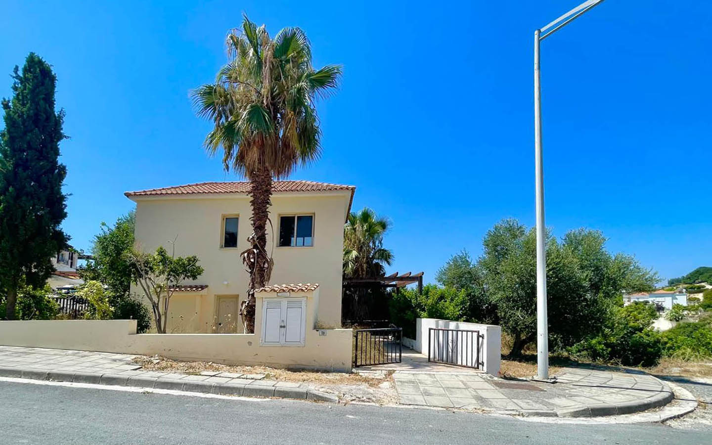 key-ready-villa-for-sale-paphos-cyprus-need-renovation 2-Bedroom Villa with Sea Views — Ready to Become a Beautiful and Welcoming Home