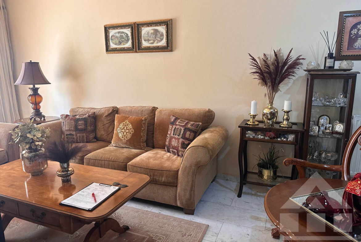 3-Bedroom House with a Cozy Internal Courtyard and Covered Veranda