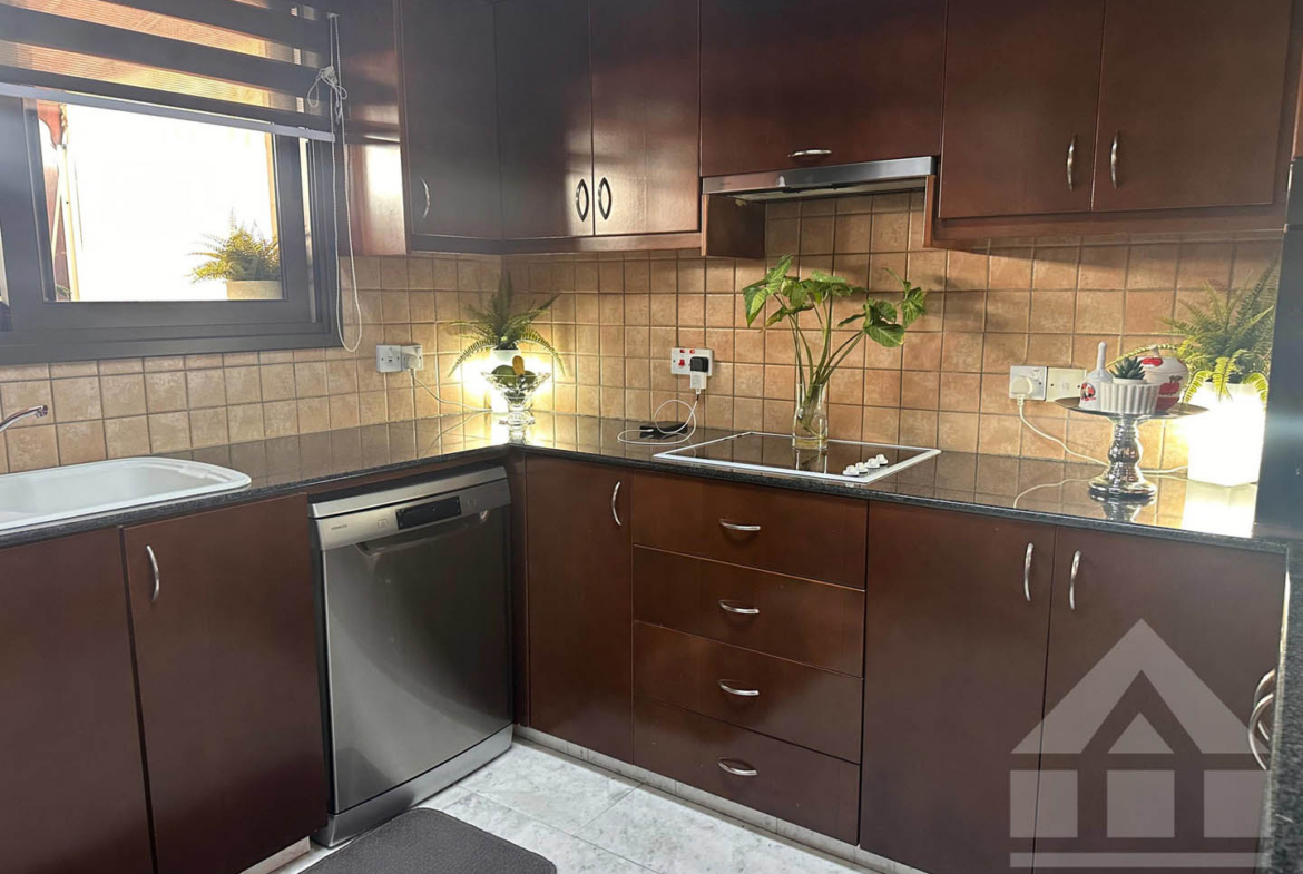 3-Bedroom House with a Cozy Internal Courtyard and Covered Veranda