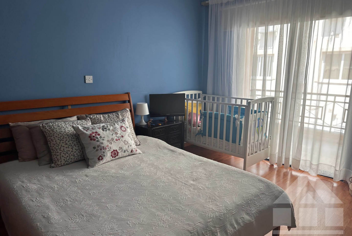 3-Bedroom House with a Cozy Internal Courtyard and Covered Veranda