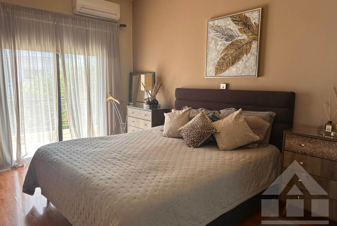 3-Bedroom House with a Cozy Internal Courtyard and Covered Veranda