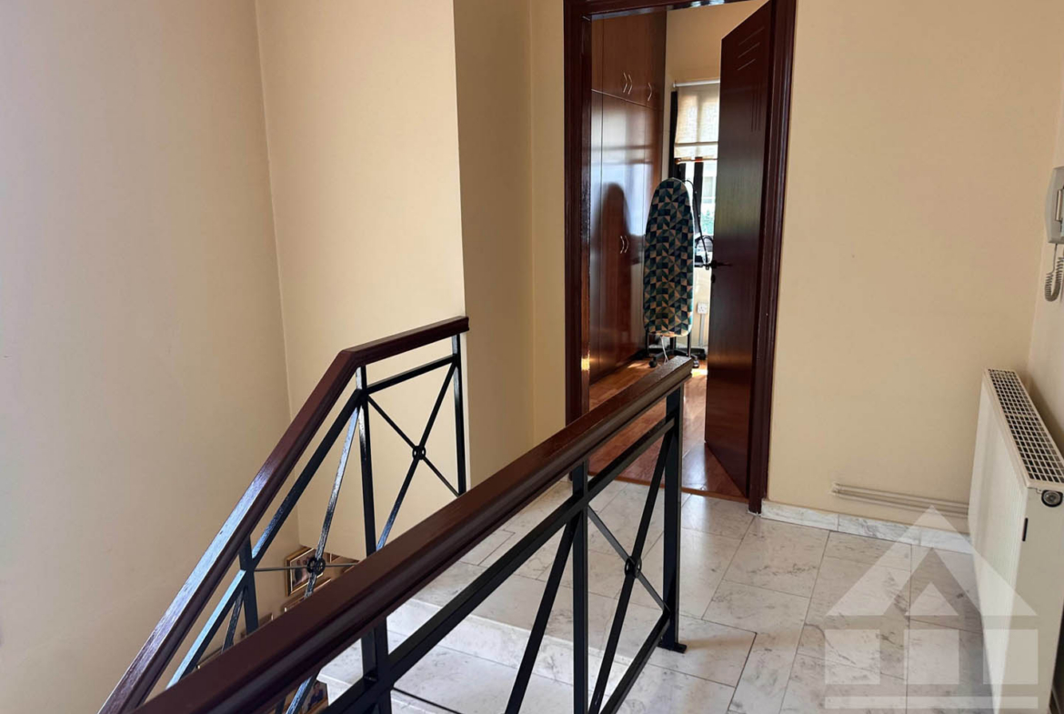 3-Bedroom House with a Cozy Internal Courtyard and Covered Veranda