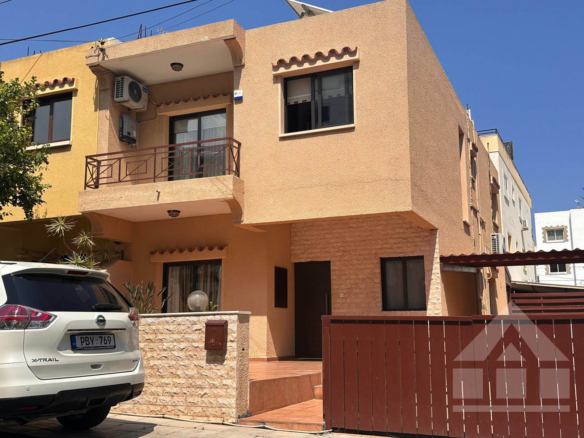 3-Bedroom House with a Cozy Internal Courtyard and Covered Veranda