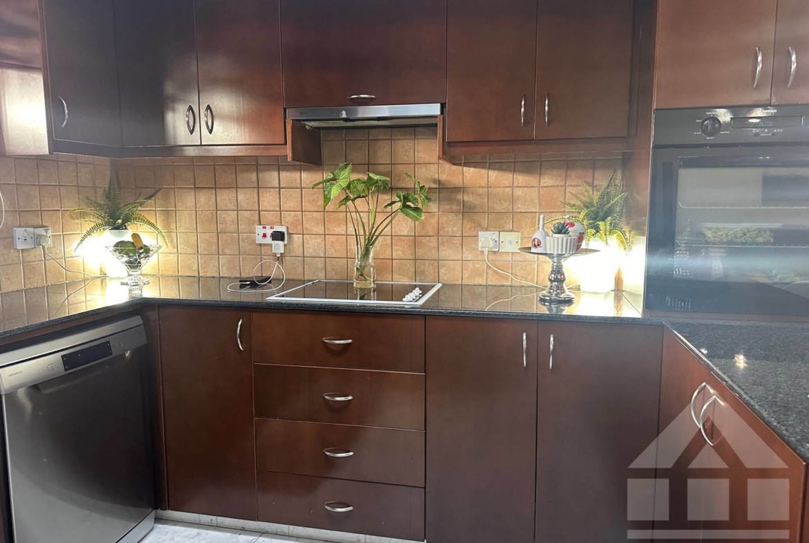 3-Bedroom House with a Cozy Internal Courtyard and Covered Veranda