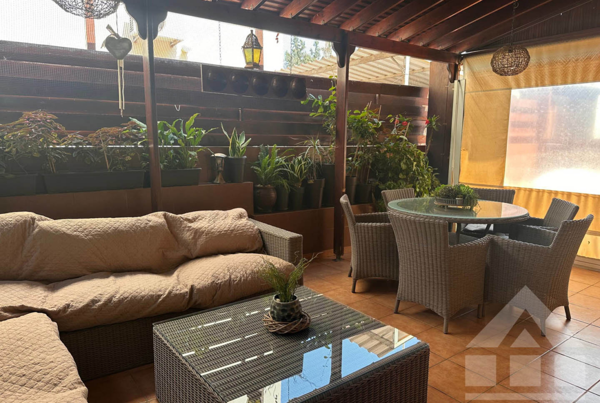 3-Bedroom House with a Cozy Internal Courtyard and Covered Veranda