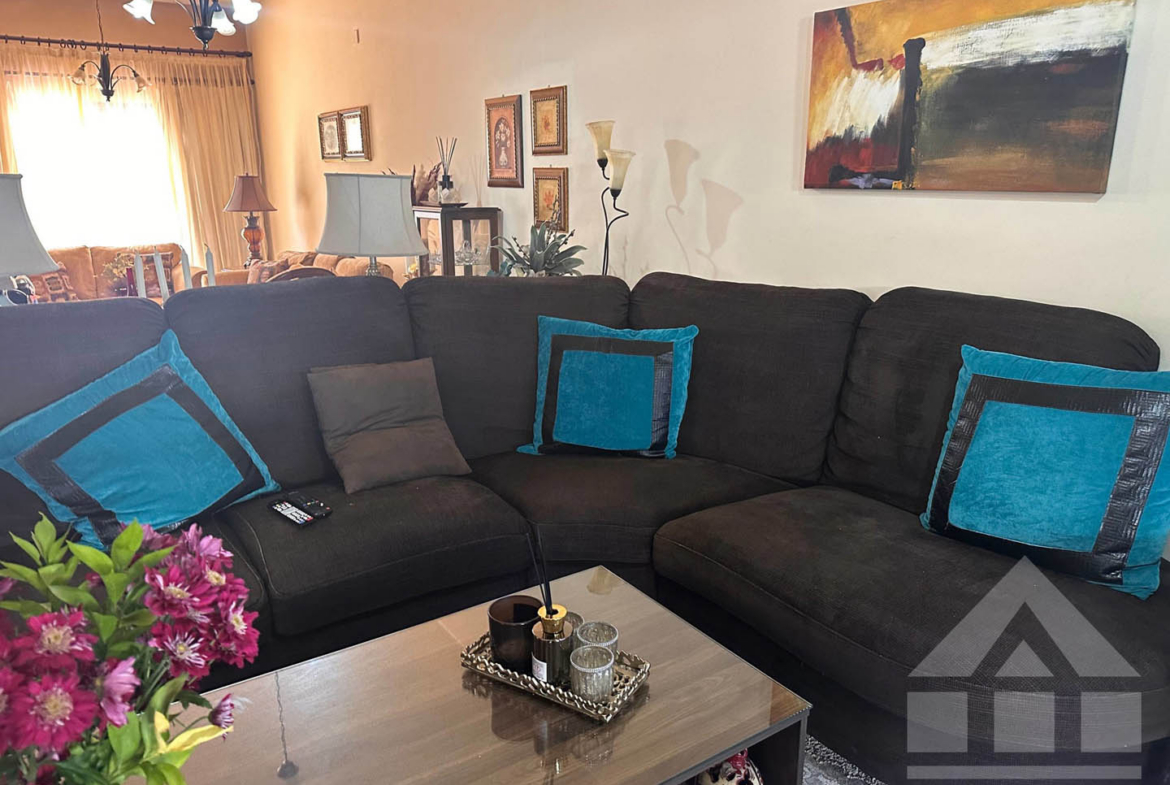 3-Bedroom House with a Cozy Internal Courtyard and Covered Veranda