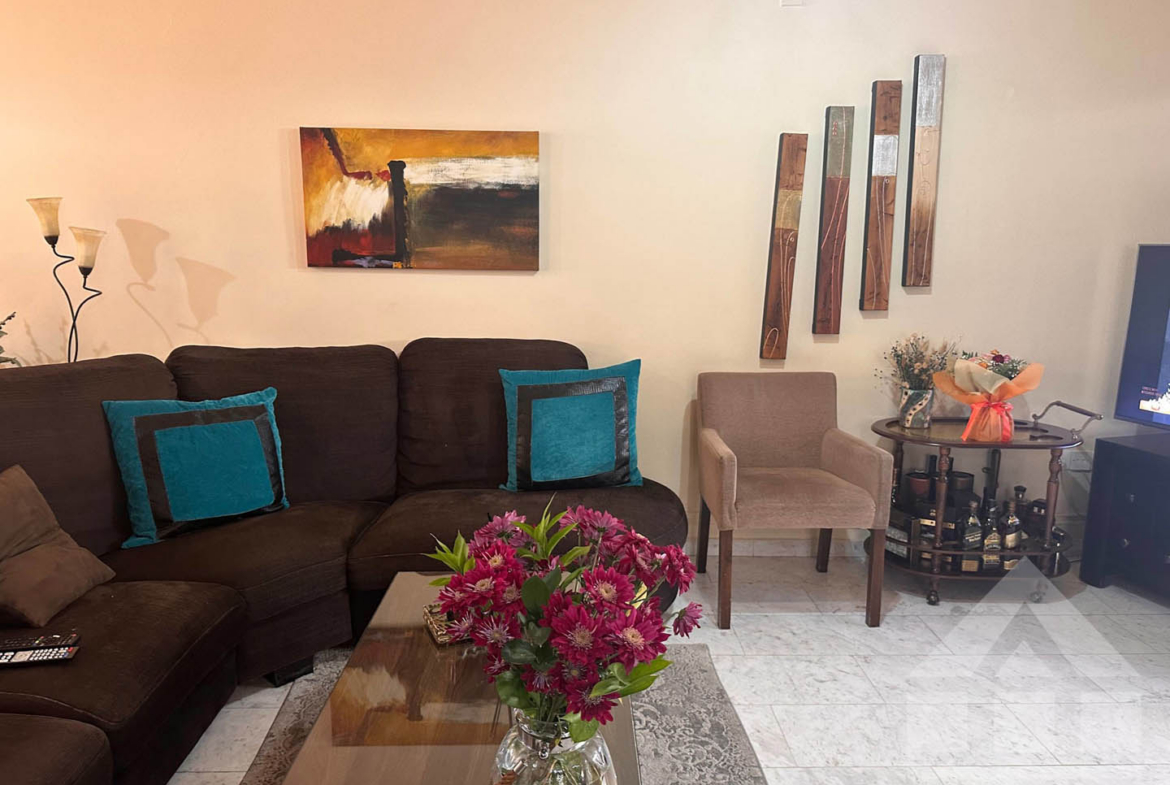 3-Bedroom House with a Cozy Internal Courtyard and Covered Veranda