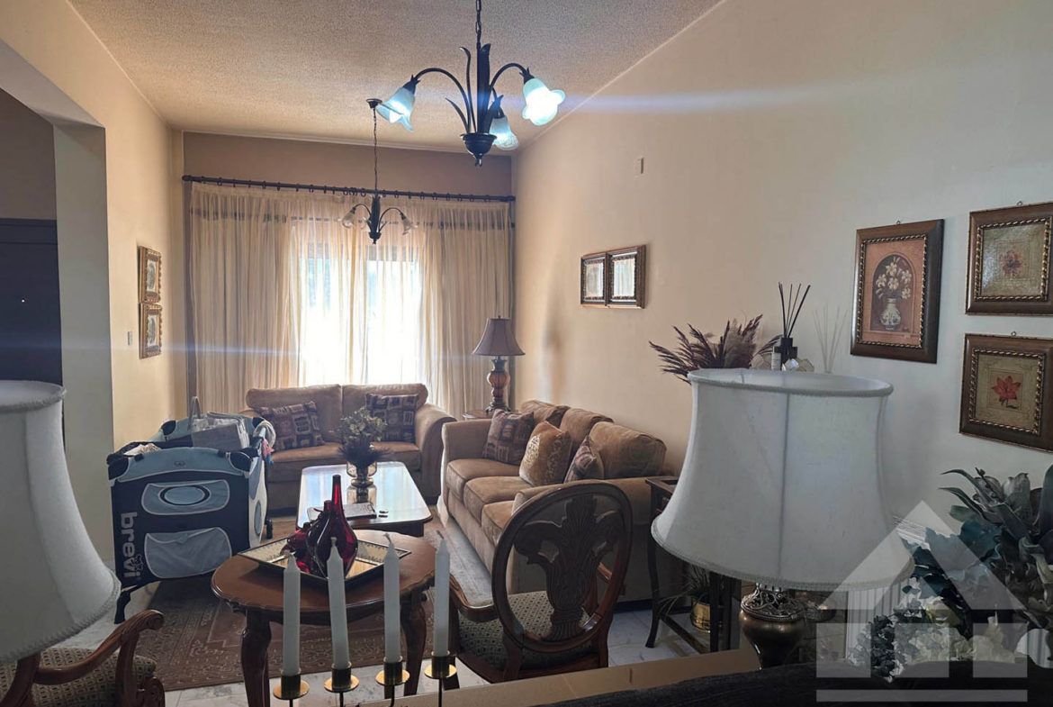3-Bedroom House with a Cozy Internal Courtyard and Covered Veranda
