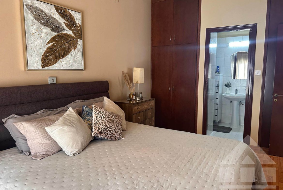 3-Bedroom House with a Cozy Internal Courtyard and Covered Veranda