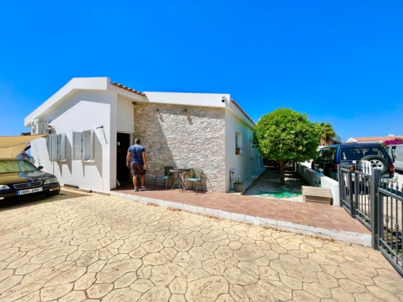Spacious three bedroom bungalow very close to sea and beaches