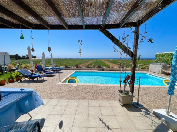 Spacious three bedroom bungalow 200m to sea and beaches