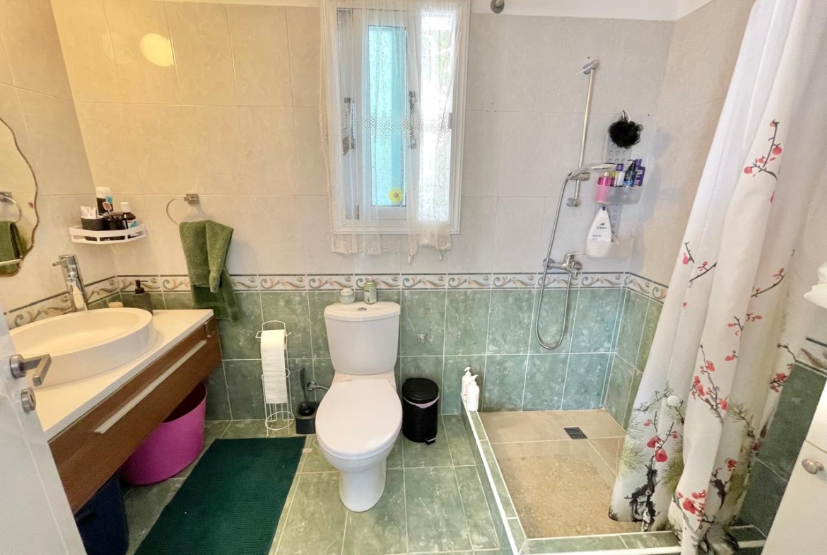 Spacious three bedroom bungalow very close to sea and beaches