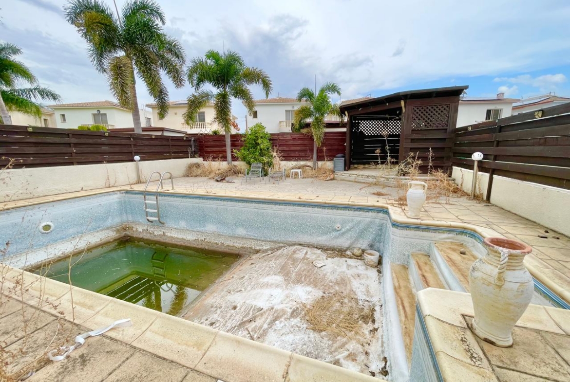4-Bedroom Villa with Pool