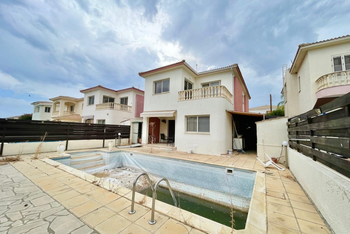 4-Bedroom Villa with Pool