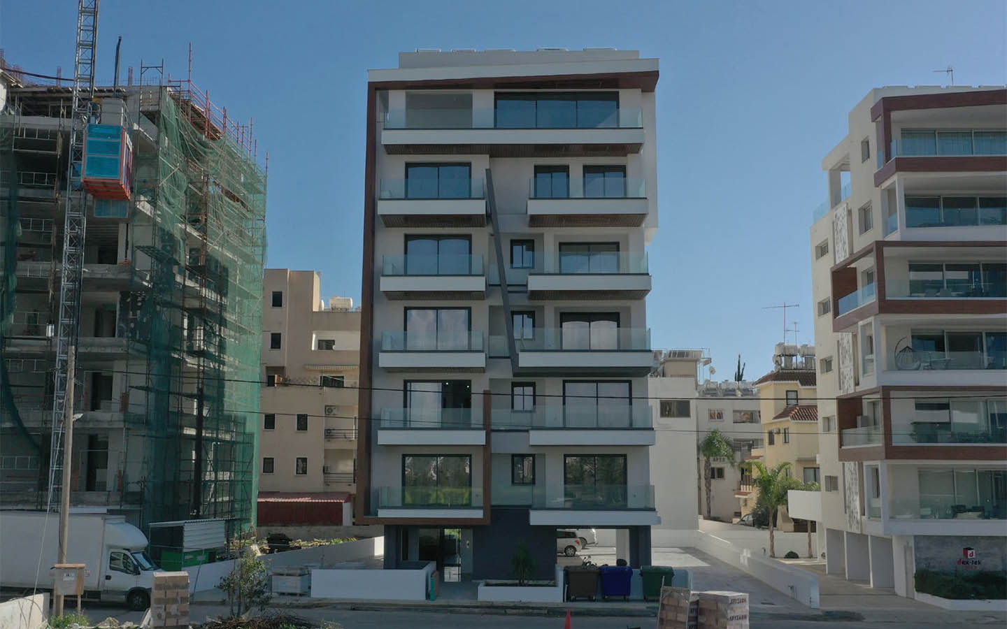 Contemporary 3-Bedroom Apartment near Mackenzie Beach