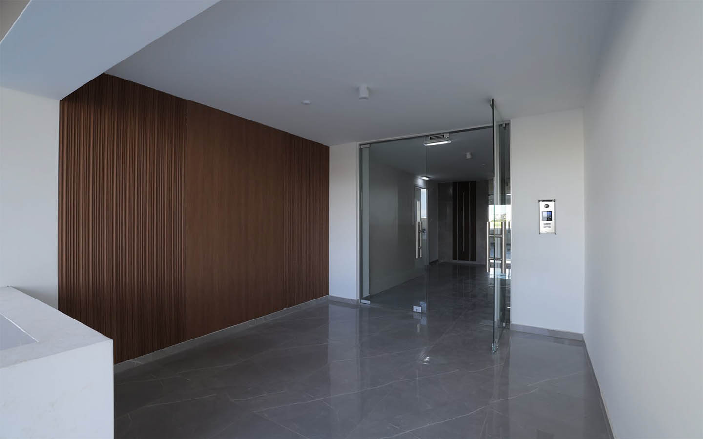 Contemporary 3-Bedroom Apartment near Mackenzie Beach