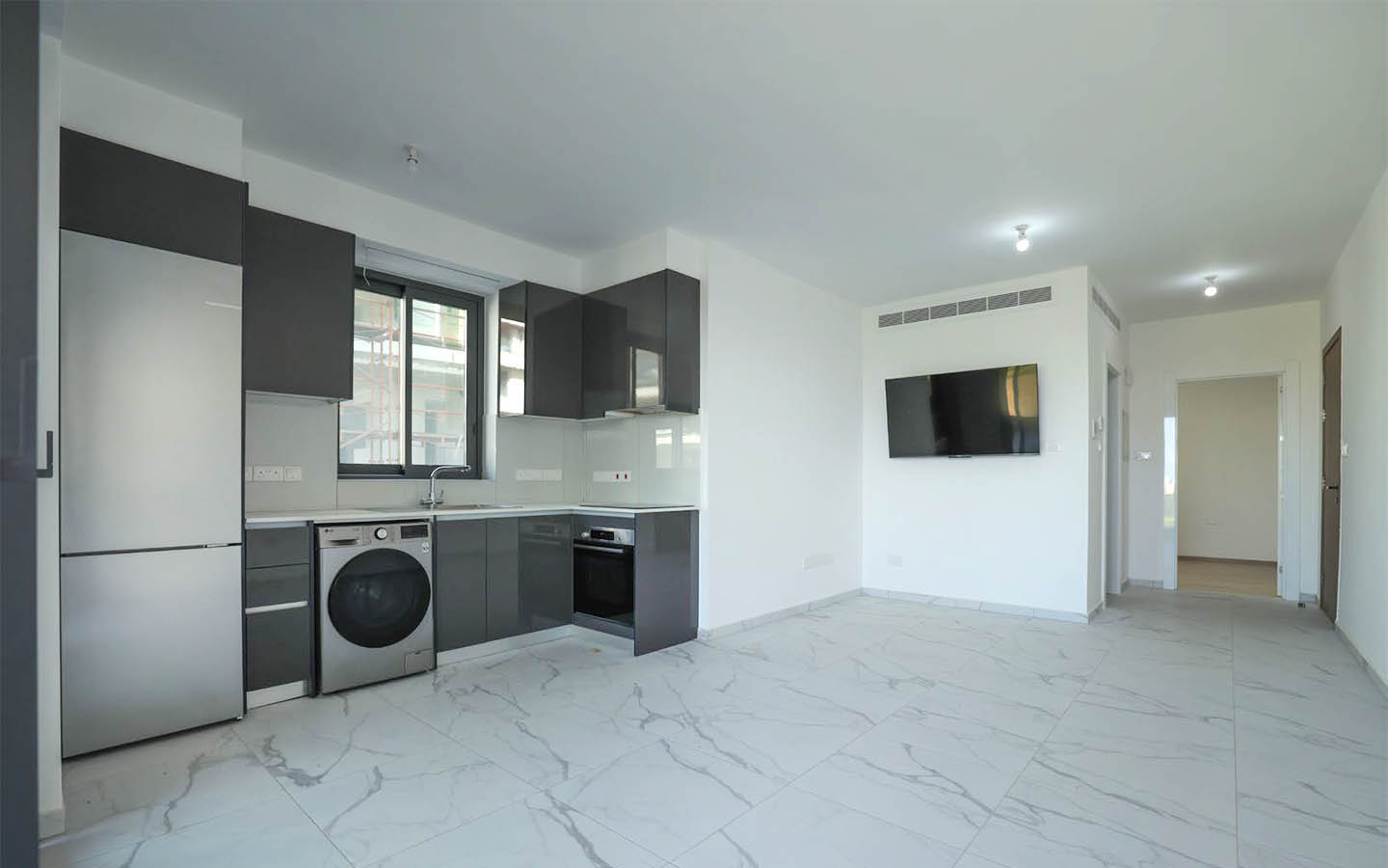 Contemporary 3-Bedroom Apartment near Mackenzie Beach