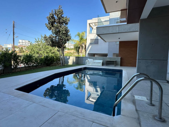 Spacious 2-Bedroom Apartment with High Ceilings