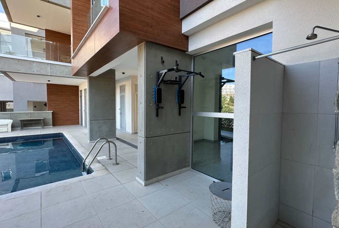 Spacious 2-Bedroom Apartment with High Ceilings