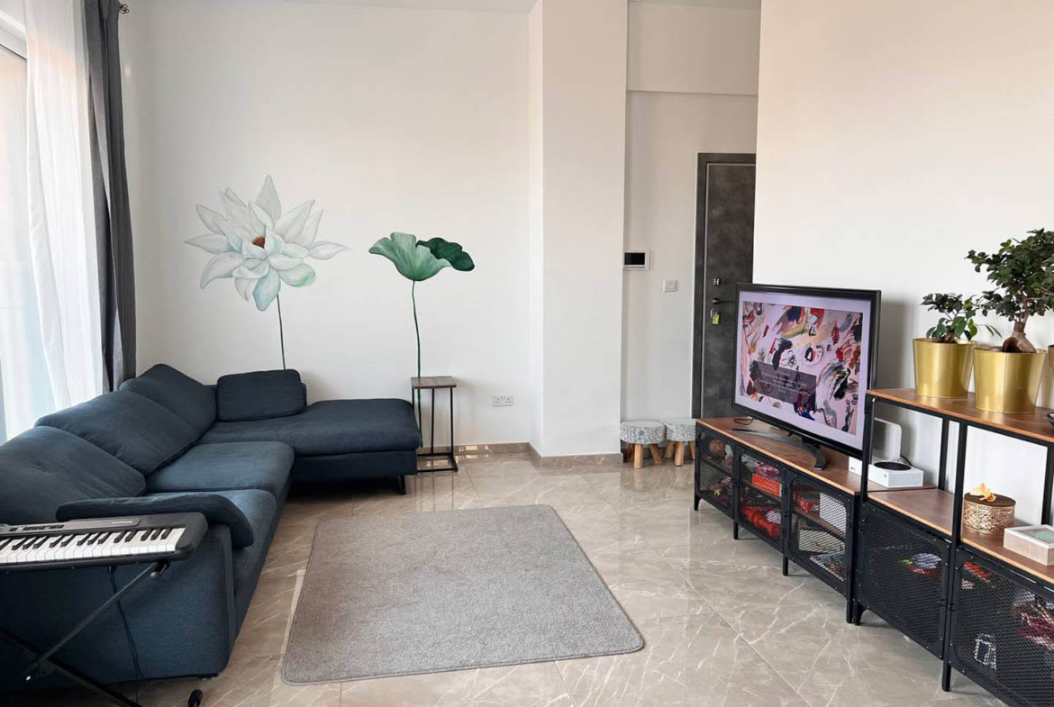 Spacious 2-Bedroom Apartment with High Ceilings