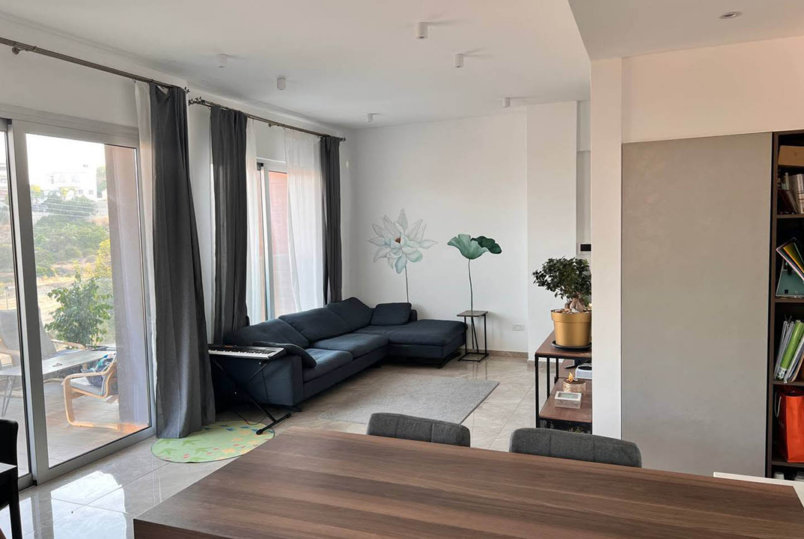 Spacious 2-Bedroom Apartment with High Ceilings