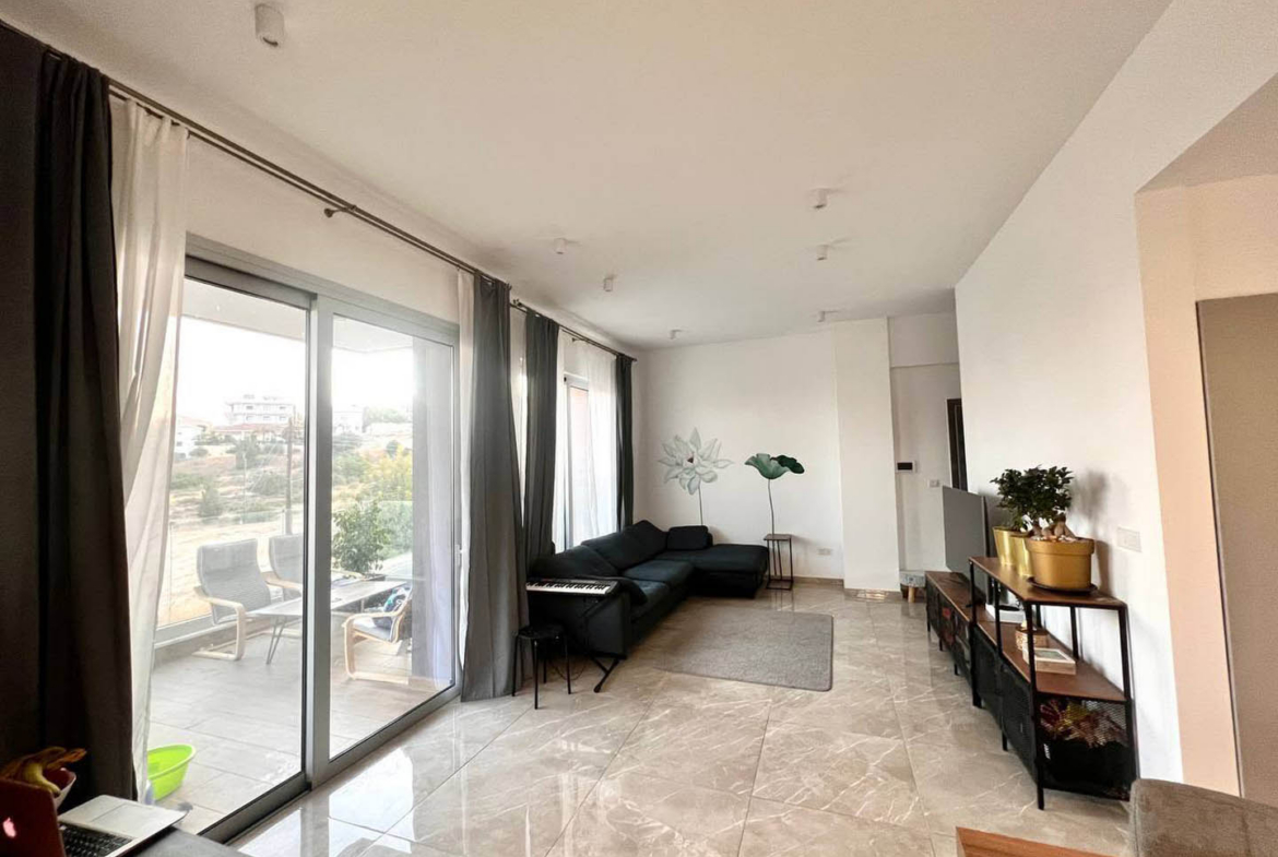 Spacious 2-Bedroom Apartment with High Ceilings